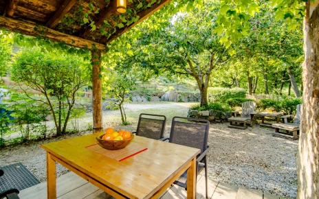 Porche justo al lado de la cocina y zona de barbacoa 