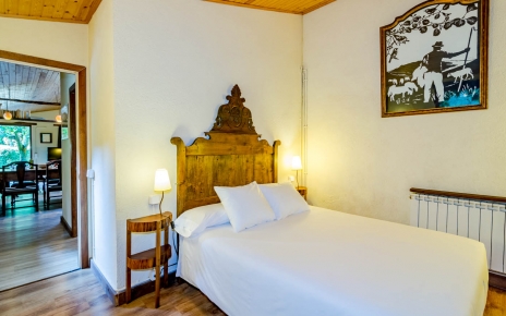 Habitación con cama doble