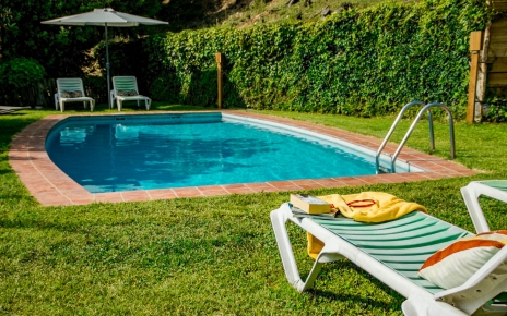 Jardines con césped en la piscina