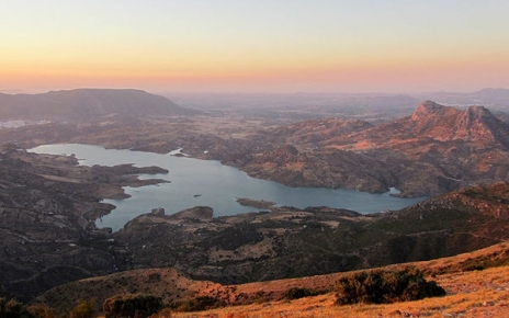 Lago Zahara al atardecer en verano