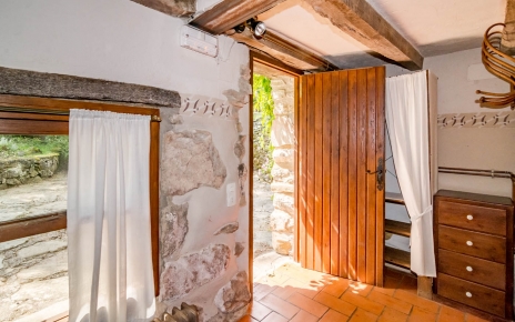 Puerta principal de la casita de una cama