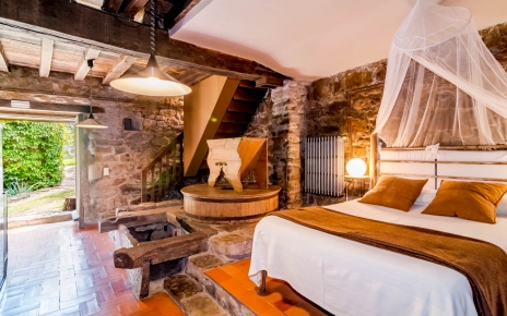 Amplio dormitorio con características originales del molino