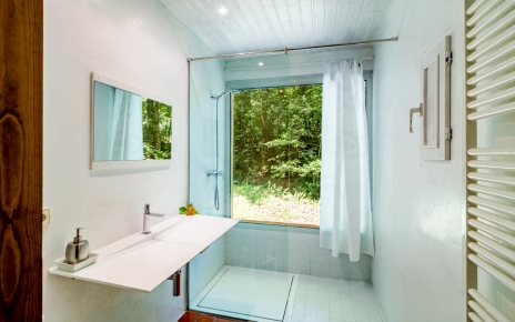 Habitación en la planta baja con baño privado