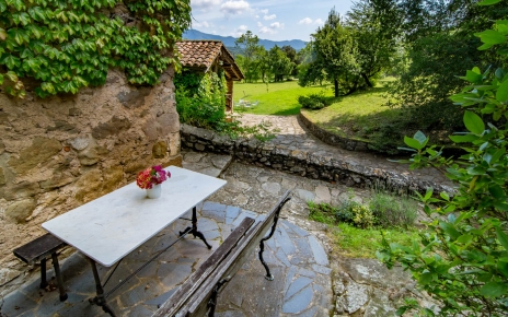 Muebles de exterior simples en la casa principal