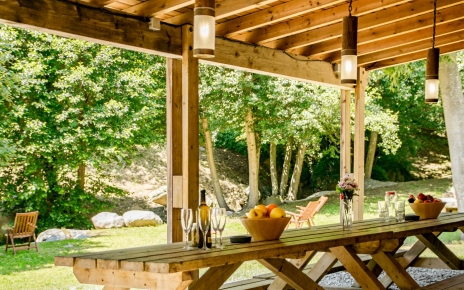 Disfruta el sonido del pequeño río y el canto de los pájaros