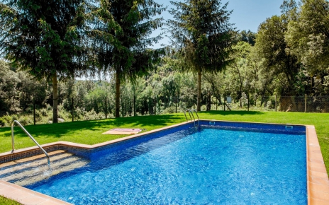 Piscina con escalones y escalera de metal