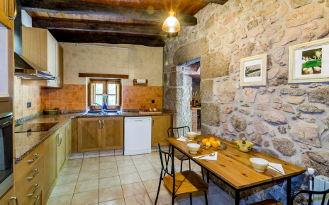 Cocina con mesa de desayuno