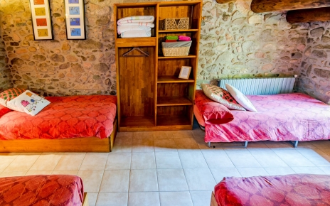 La habitación con tres camas es perfecta para niños