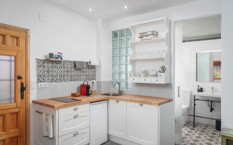 El anexo con una habitación tiene una pequeña cocina