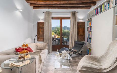 Zona de estar con puertas a terraza