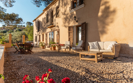 Parte delantera de la casa con terraza