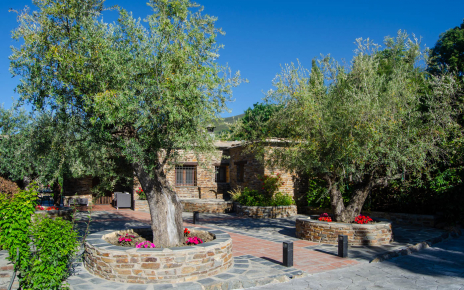 Entrada de la casa rústica desde la zona de estacionamiento
