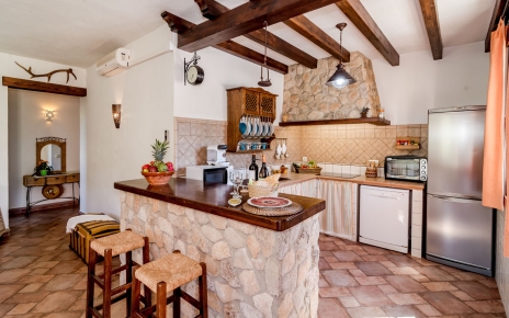 Kitchen has breakfast bar