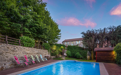 Su casa vacacional en Galicia y su zona de piscina de noche