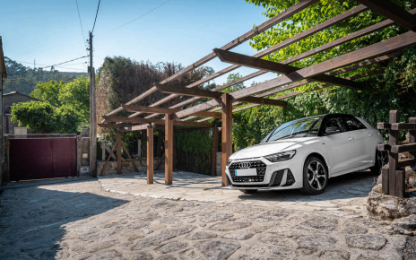 Aparcamiento al lado de la casa