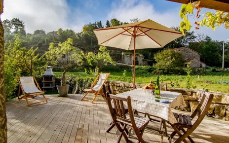 Su casa rural tiene terraza y jardines