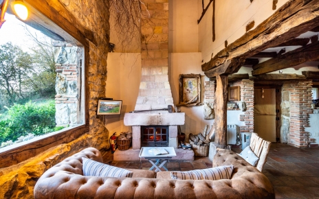 Living area seats 3 people