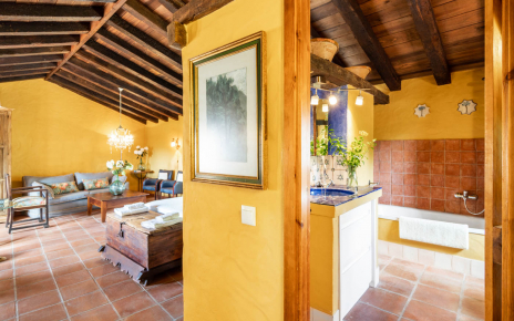 1st floor bedroom with en suite facilities