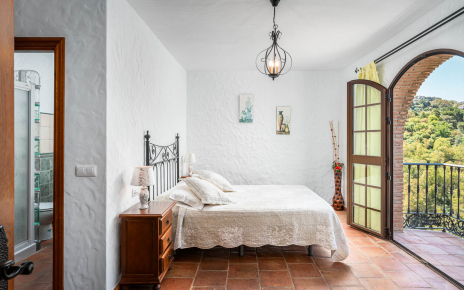 Dormitorio 1 con cama doble y baño en suite