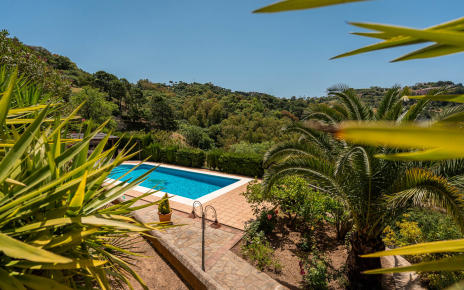 Piscina privada rodeada de campo