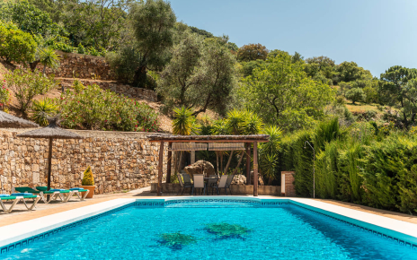 Zona de pérgola junto a la piscina