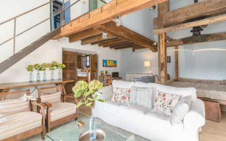 Lounge and iron staircase (not suitable for toddlers)