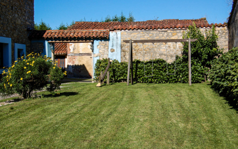 Los niños pueden jugar en los columpios