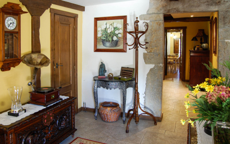 Hall de entrada y baño