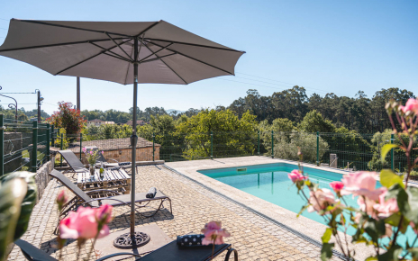 Piscina vallada de 8 x 4 metros con colinas de Portugal como telón de fondo