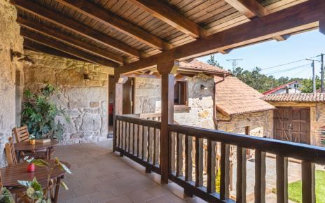 Galería con balcón, conduce a las habitaciones