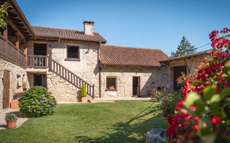 Casa principal a la izquierda y anexo a la derecha