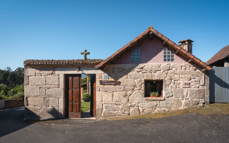 Entrada principal (también hay una zona de estacionamiento debajo)