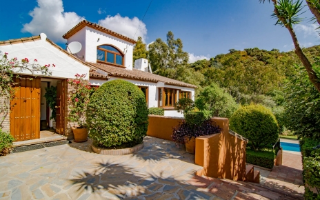 Al llegar a su casa vacacional en Andalucía