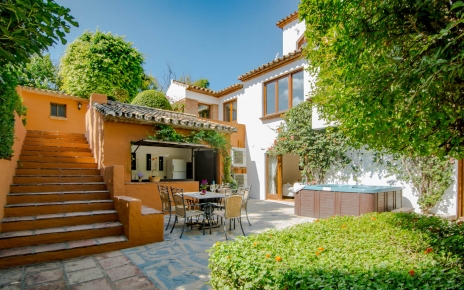 Terrazas inferiores con barbacoa/grill bar y jacuzzi 