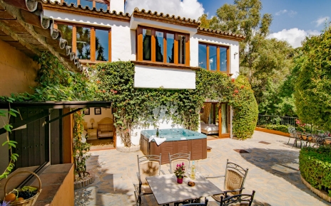 Zona de bar con jacuzzi 