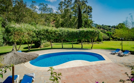 La amplia piscina mide 11 metros de largo y es calefactable 