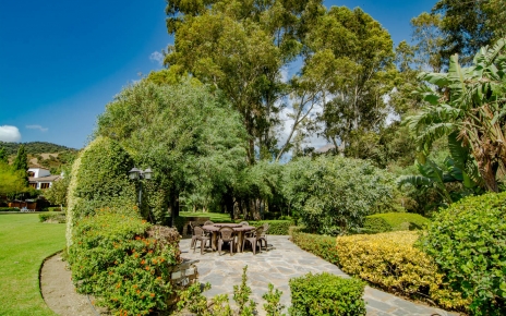 Jardines muy amplios con diferentes zonas para relajarse 