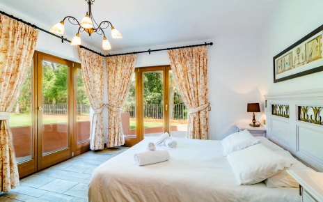 Dormitorio en planta inferior con puertas a terrazas