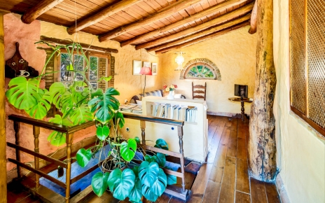 Salón pequeño y acogedor en la primera planta 