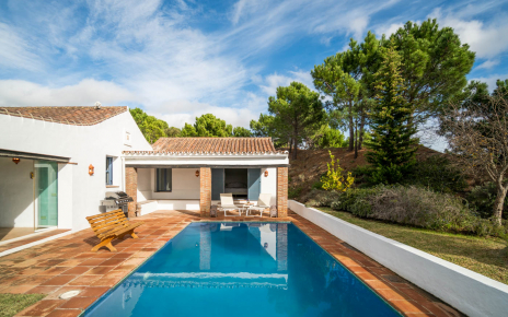 9 metre long private pool