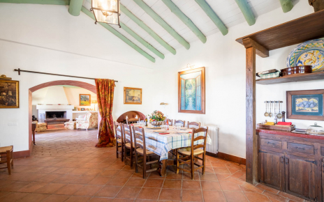 Kitche / dining room with living area at the back