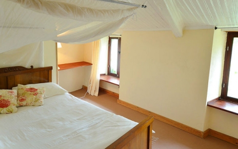Habitación con cama doble pequeña (cama contra pared)