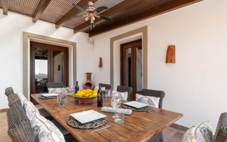 El comedor principal al aire libre se encuentra al lado de la cocina