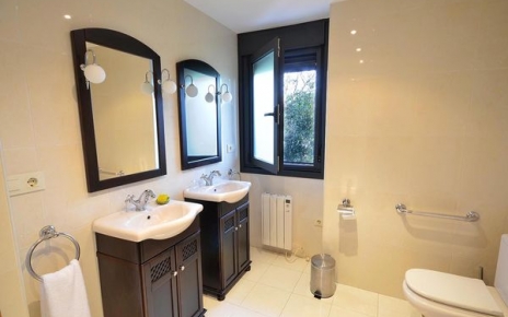 Bright and well presented full bathroom