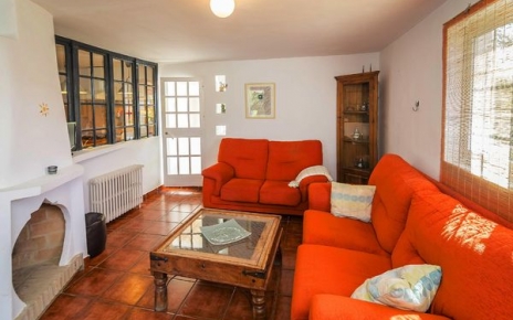 The lounge is comfortable for 4 people