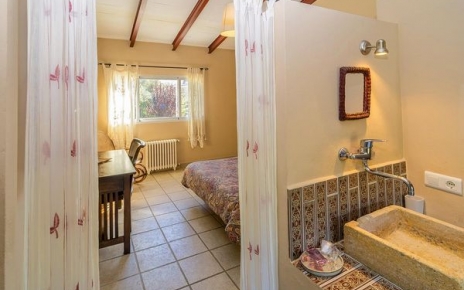 Double bedded room with en suite bathroom