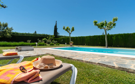 Partly lawned gardens