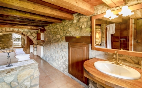 La habitación romántica tiene techos bajos pero es acogedora.