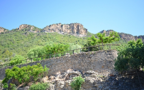 Zona de piscina vallada con alambre, vista desde la zona de estacionamiento