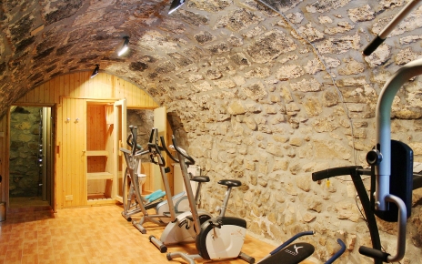 El gimnasio (con sauna) está bien equipado 